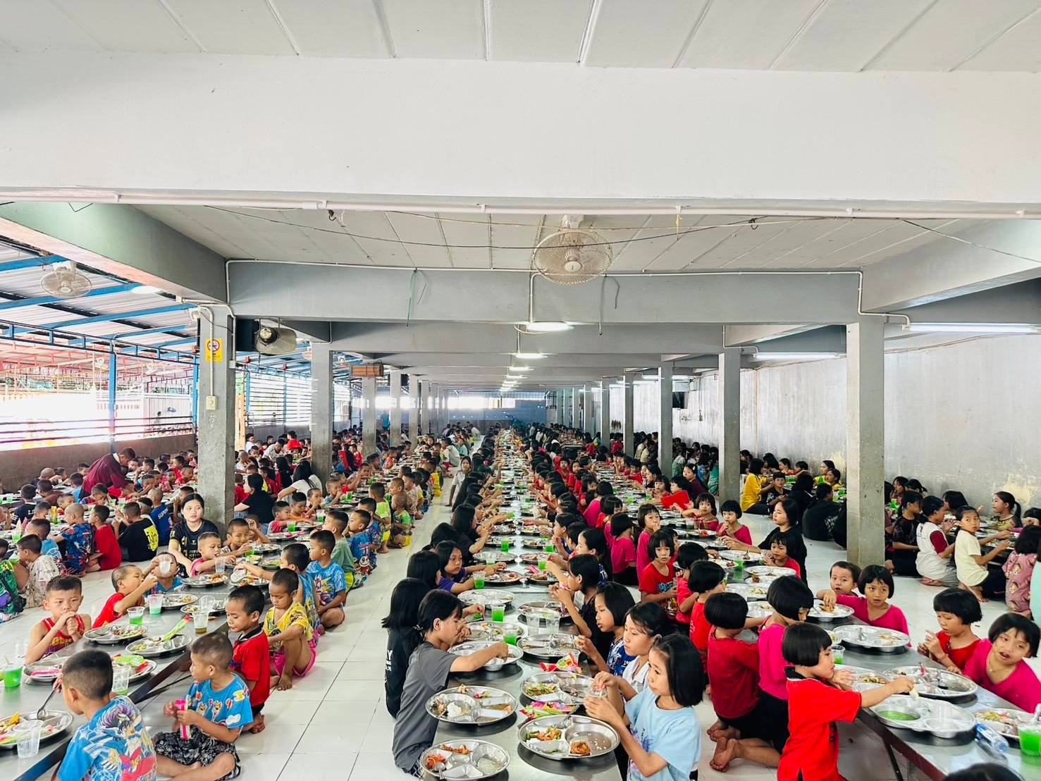 More than 1,000 children eating together at Wat Don Chan dining hall